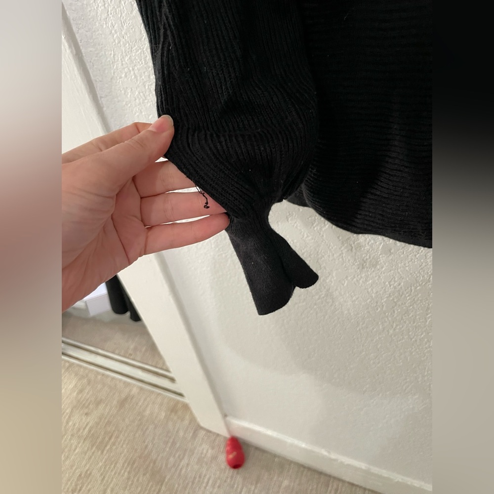 1. State ribbed balloon sleeve Black Long Sweater. Size M - Picture 4 of 8